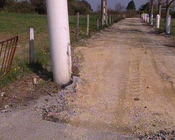 Roban unos 50 metros de carretera recién asfaltada en los accesos a la playa de Mogro (Cantabria)