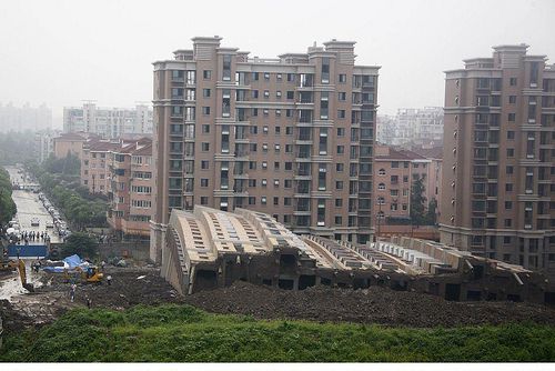 El edificio se desplomó quedando intacto sobre el suelo, en Lianhuanan, Shangai.